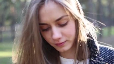 Kadın bir telefon numarayý aramak ve arama