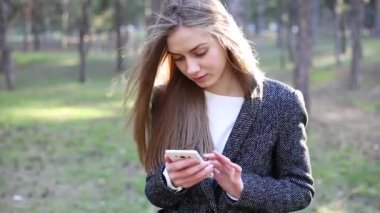 Genç kadın İnternet'te sörf. Kız deli ve bir yana baktı