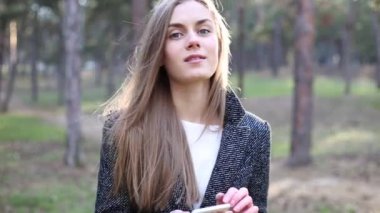 Kameraya baktı ve gülümsedi, genç kız döndü