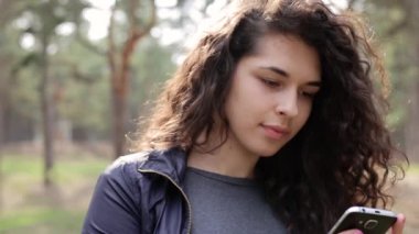 telefon kullanan esmer kadın