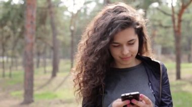 telefon kullanan esmer kadın