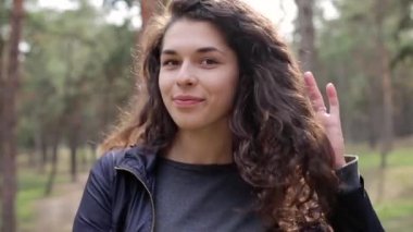 Güzel esmer kadın.