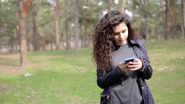 Brunetka kobieta przy użyciu mobilnych — Wideo stockowe