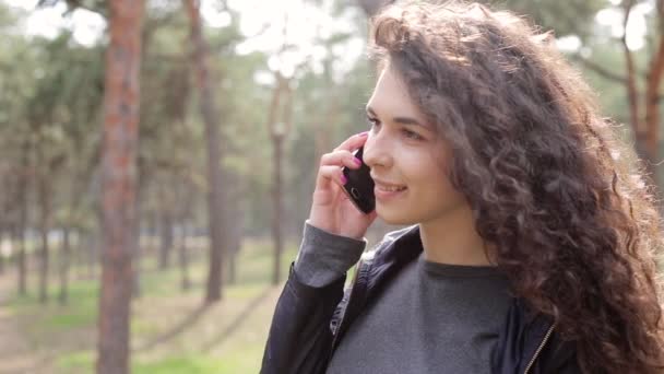 Frau benutzt Handy im Park — Stockvideo