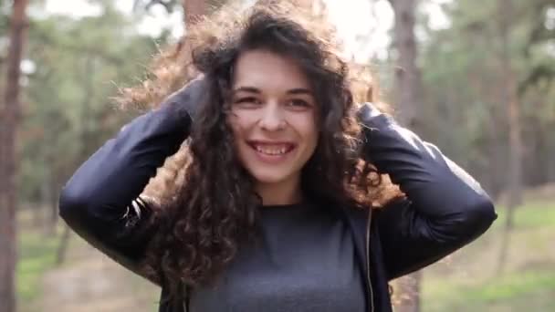 Woman play with long curly hair — Stock Video