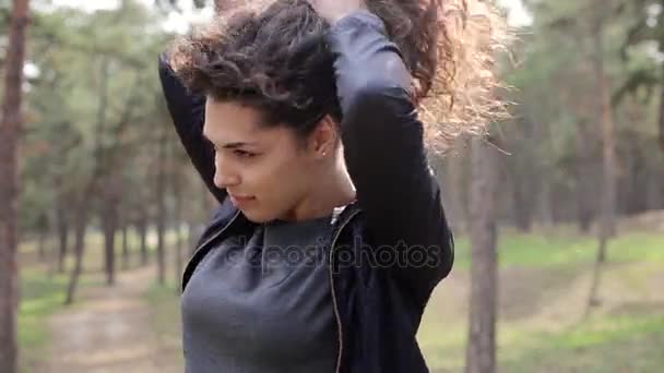 Woman play with long curly hair — Stock Video