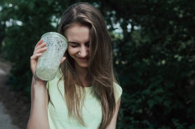 Kadın gülümseme bahar Parkı 