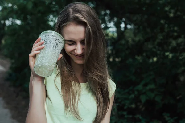 Kadın gülümseme bahar Parkı 