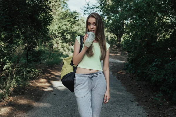 Kadın içki taze kokteyl