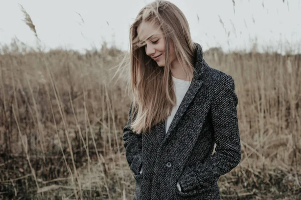 sarışın kadın çayır, yün ceket