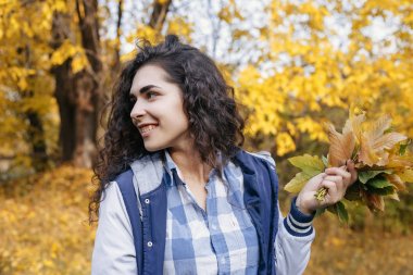 Yana doğru arayan genç kadın ve gülümseme