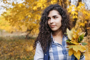 Seksi genç kadın yan arıyor.