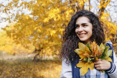 Elinde tutan yaprakları demet ve yana doğru seyir kız