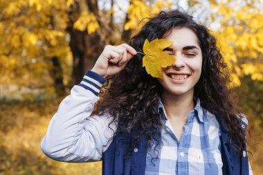 Genç kadın kapalı göz sonbahar yaprak ile