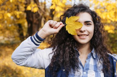 Genç ve güzel kadın kapalı göz sonbahar yaprak ile