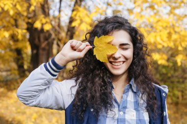 Genç kadın kapalı göz sonbahar yaprak ile