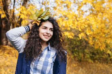 Mutlu kadın sonbahar parkta poz