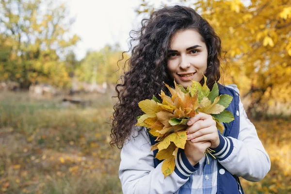 Young woman looking at camera and smile — Stock Photo, Image