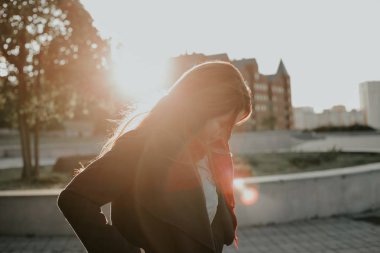 Günbatımı üzerinde duran güzel kadın