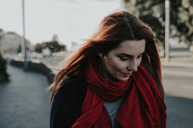 sokakta yürüyen güzel kadın