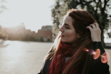 Yana doğru seyir uzun saçlı kadın