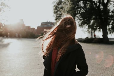 Uzun saç yüz kapsar