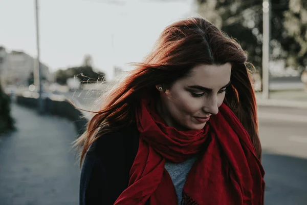 Mooie vrouw lopen op de straat — Stockfoto