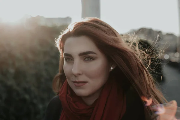 Dinamik yakın şehir sokak üzerinde hareketli kadın portresi