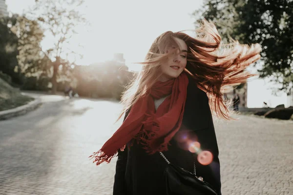 Zeer mooie vrouw schudden haar haren — Stockfoto