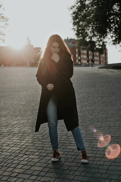 Sunset bulvarında kameraya poz kadın