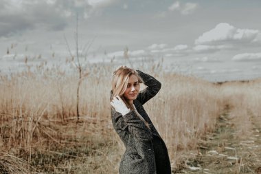 Bulrush arka plan üzerinde kamera poz kız