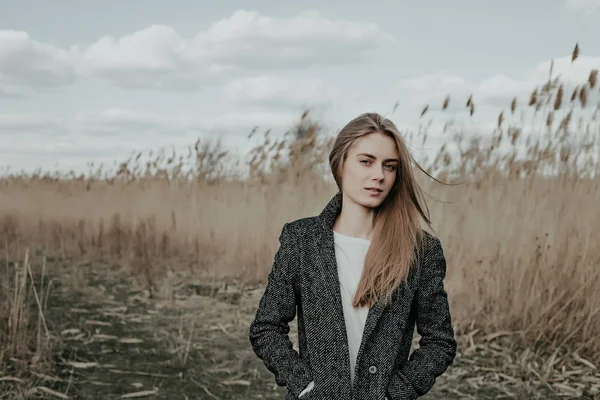 Güzellik genç kadın kişinin gözleri kadar vidalama kamera bakıyor