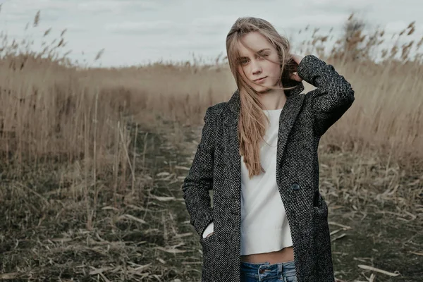 Ülke yolda duran genç Avrupa kadın