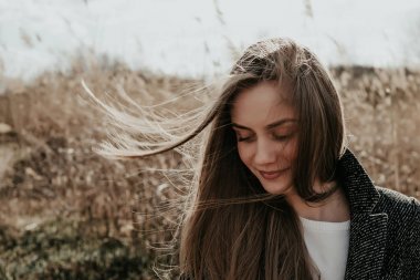 Kameraya poz utangaç güzel kız