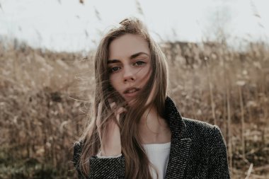  Açık Evet uzun sarı saçlı genç kadın