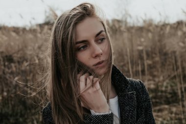  Açık Evet uzun sarı saçlı genç kadın