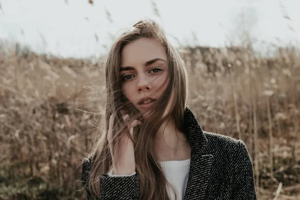 Jonge vrouw met lang blond haar praten over telefoon buiten — Stockfoto