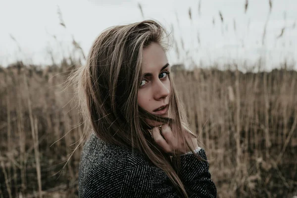 Portret van een jonge vrouw met lang blond haar en blauwe ogen — Stockfoto