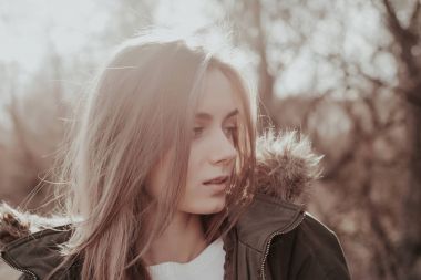 Yana doğru seyir sarı saçlı güzel genç kadın