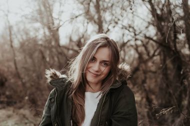 Kameraya bakarak kürk ceket güzel kadın