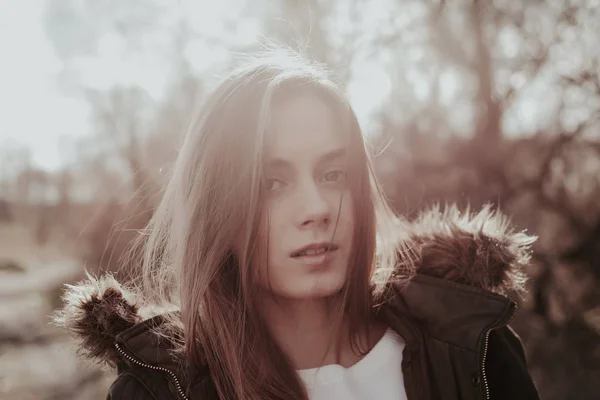 Mädchen in Jacke blickt in die Kamera — Stockfoto