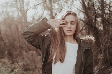 Blondy kadın parkta kamera poz