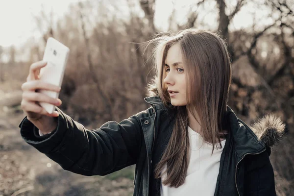 Femme prenant selfie sur smartphone — Photo