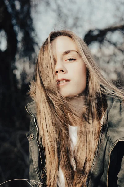 Çok güzel bir yüz ile genç ve güzel blondy kızın headshot