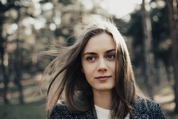 Schöne Frau mit blonden Haaren, die seitwärts schaut — Stockfoto