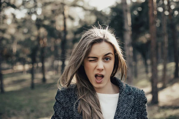 Geniş açık ağız ve kameraya bakarak yükselterek kaş kadın ile