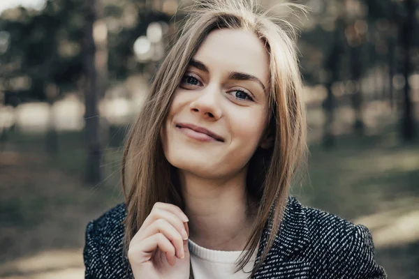 Geniş açık ağız ve kameraya bakarak yükselterek kaş kadın ile