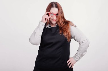 Şekil boyutu artı whitebackground kameraya poz ile kendine güvenen kadın \ Model poz ve kameraya bakıyor 