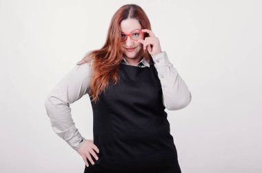 Şekil boyutu artı whitebackground kameraya poz güzel kadınla \ Model kırmızı gözlük kameraya bakıyor