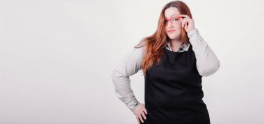 Şekil boyutu artı whitebackground kameraya poz güzel kadınla \ Model üzerinde bir şey mi arıyorsunuz